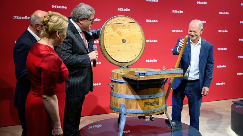KI auch bei Waschmaschinen ist ein großes Thema auf der IFA - der Kanzler bekam aber auch zu sehen, wie früher gewaschen wurde.