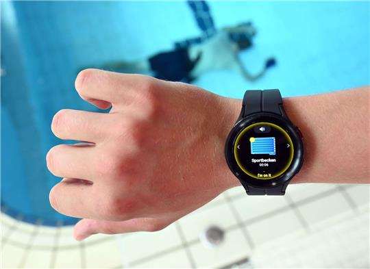 KI-gestützte Technik soll im Schwimmbad Situationen vor dem eigentlichen Notfall als Gefahr identifizieren.