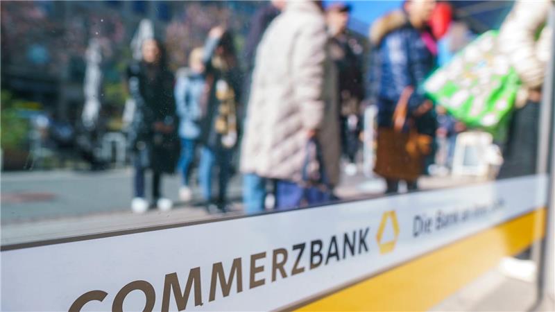 Avatar soll Commerzbank-Kunden helfen KI in der App statt Menschenschlange vor der Filiale (Symbolbild)