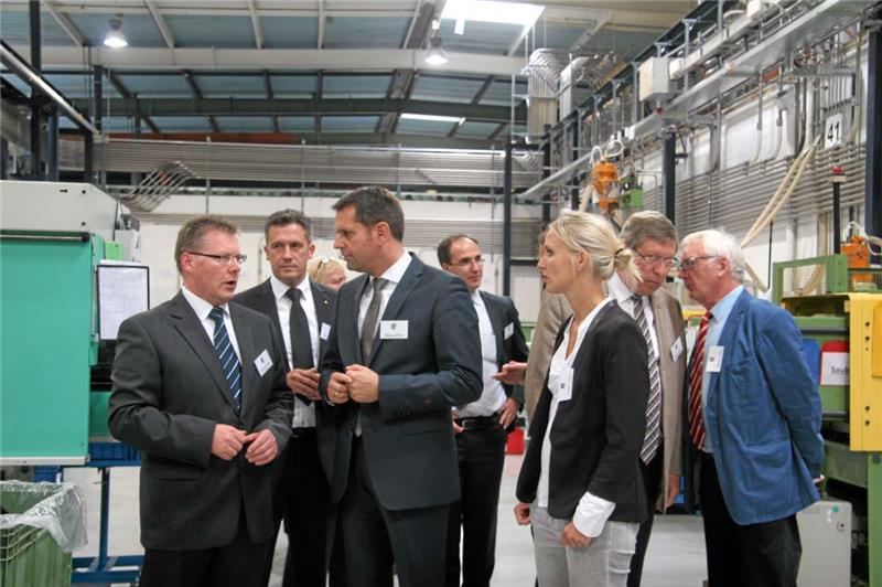 KKF-Werkleiter Michael Müller und Geschäftsführer Steven Lukas zeigen Wirtschaftsminister Olaf Lies (v.li.) die Produktionshalle.  Foto: Stade