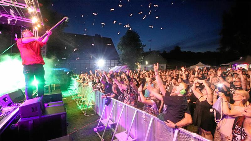 900 Fans feiern: Alles rund ums Kirchberg Open Air K:O:A 2025: Martin „Fischer“ Lüders von der Band General Daniels sorgt zum Abschluss des Auftritts für einen kleinen Konfettiregen.