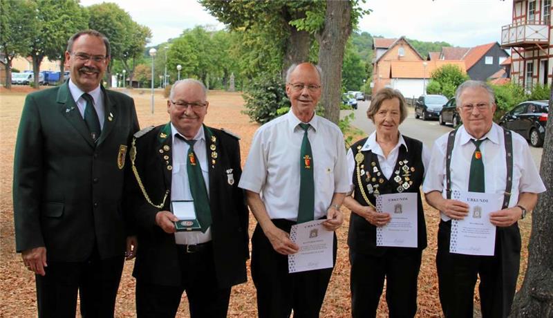 KSV-Präsident Hartmut Richter ehrt (v.li.): Joseph Ludwig Kuszynski, Wolfgang und Veronika Schwarze sowie Hans Lenk.