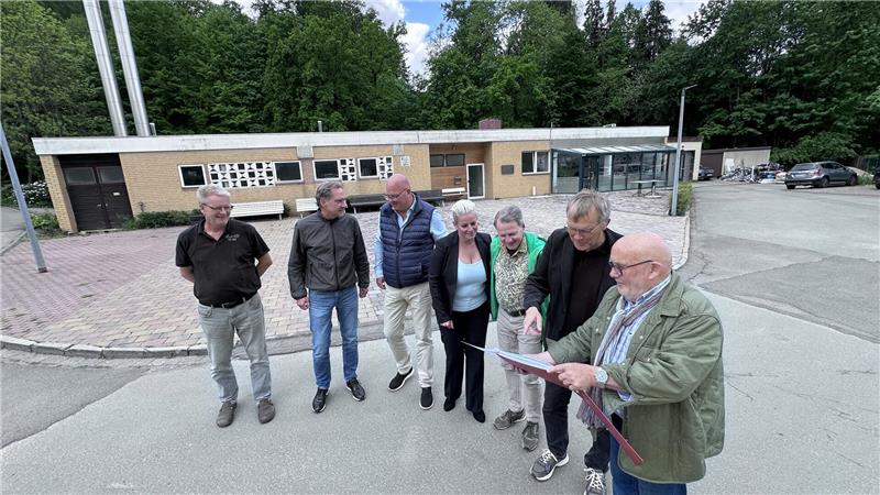 Die Harzburger Sole-Therme bezieht bald Energie aus der Sonne KTW-Handwerkerchef Martin Fiebig, der designierte Geschäftsführer Christian Klamt, die Investoren Patrick und Mandy Drewniok, Eisbahn-Betreiber Andreas Richter, KTW-Chef Bernd Vollrodt und Planer Rüdiger Bock (v.l.) vor dem Gebäude, auf das die PV-Anlage kommt.