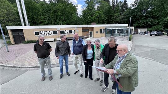 KTW-Handwerkerchef Martin Fiebig, der designierte Geschäftsführer Christian Klamt, die Investoren Patrick und Mandy Drewniok, Eisbahn-Betreiber Andreas Richter, KTW-Chef Bernd Vollrodt und Planer Rüdiger Bock (v.l.) vor dem Gebäude, auf das die PV-Anlage kommt.