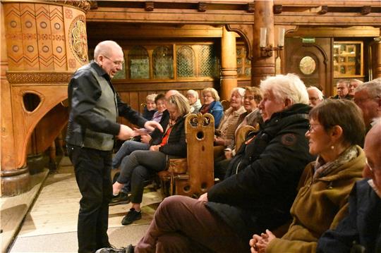Kabarett ist „Predigt ohne Kanzel“, soll sein Mentor Hans-Dieter Hüsch gesagt haben: Dr. Matthias Schlicht zeigte in der Hahnenkleer Stabkirche seine kabarettistische Seite. Auch mal mit ernsten Worten – denn während sich das Klima erwärme, „erkaltet unsere Gesellschaft“. Fotos: Kempfer