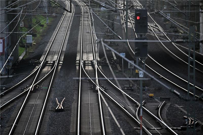 Kabeldiebe legen Zugverkehr im Ruhrgebiet teilweise lahm Kabeldiebe haben den Zugverkehr in Teilen des Ruhrgebiets und im Norden Nordrhein-Westfalens über Stunden lahmgelegt.