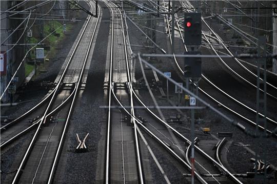Kabeldiebe haben den Zugverkehr in Teilen des Ruhrgebiets und im Norden Nordrhein-Westfalens über Stunden lahmgelegt.
