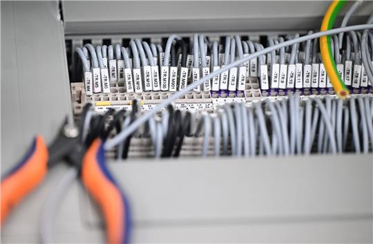 Kabelstränge liegen in einer Produktionshalle: Das Geschäftsklima in der deutschen Elektro- und Digitalindustrie ist zurückgefallen.