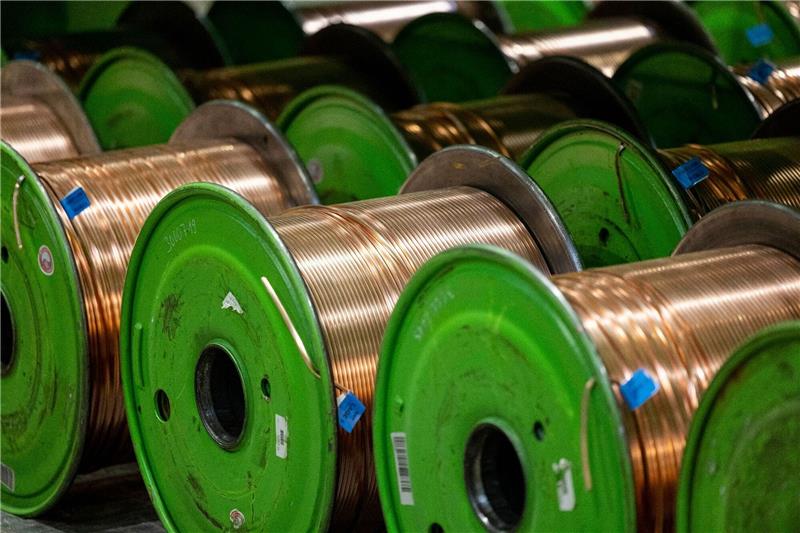 Kabeltrommeln mit aufgespultem Kupferkabel: In der Eurozone sind sind die Preise auf Herstellerebene deutlich gesunken.