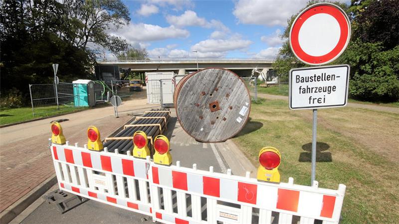 Ein Jahr Vollsperrung: Wann erfolgt der Abriss der B6-Brücke? Kabeltrommeln und Rohre lagern im Baustellenbereich, um die unter der maroden Brücke verlaufenden Versorgungsleitungen verlegen zu können.