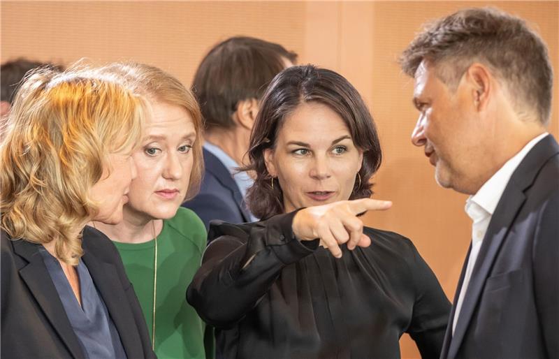Habeck: Gesetzesblockade im Kabinett war „kein Glanzstück” Kabinettsmitglieder von den Grünen (v.l.): Umweltministerin Steffi Lemke, Familienministerin Lisa Paus, Außenministerin Annalena Baerbock und Wirtschaftsminister Robert Habeck.