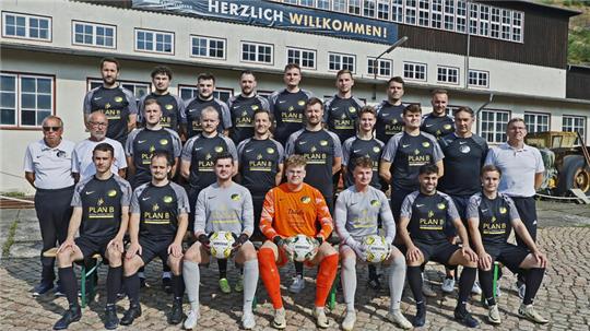 Kader und Funktionsteam des Fußball-Nordharzligisten SV Rammelsberg vor traditionsreichem Hintergrund am gleichnamigen Weltkulturerbe.