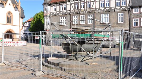 Käfig für den Marktbrunnen: Die Bronze-Konstruktion aus der Romanik muss repariert werden, weil oben in der Schale kein Wasser mehr ankommt. Der Adler wird nachbekrönt.