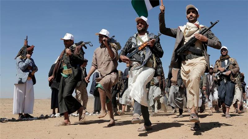 Huthi-Rebellen drohen deutschen Reedereien Kämpfer der Huthi-Miliz marschieren während einer Kundgebung außerhalb Sanaas.