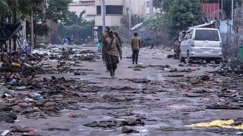 Kämpfer der Miliz M23 patrouillieren in Goma. (Archivbild)