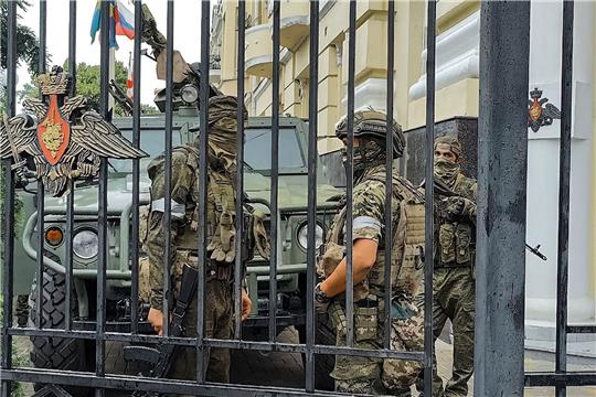 Kämpfer der Söldnergruppe Wagner bewachen einen Bereich im Hauptquartier des südlichen Militärbezirks in Rostow am Don.