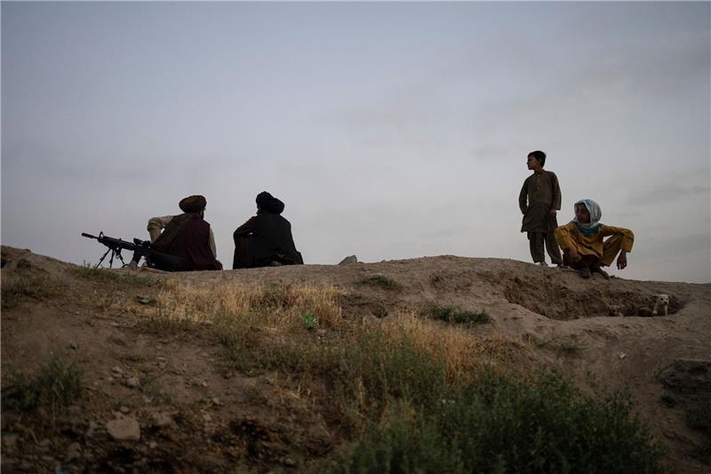 UN: Al-Kaida hat Taliban-Strukturen unterwandert Kämpfer der Taliban versammeln sich in der Nähe des Sakhi Shah-e Mardan-Schreins in Afghanistan.