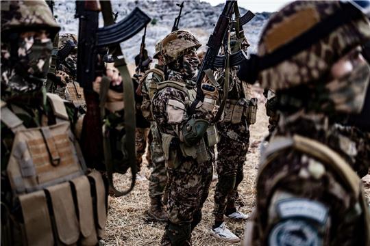 Kämpfer der islamistischen militanten Gruppe HTS nehmen an einem Militärmanöver teil: Der Anführer der Miliz wurde getötet.