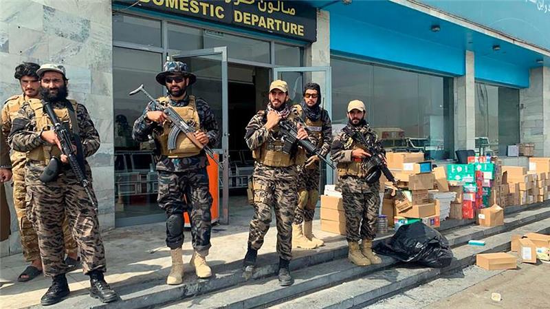 Kämpfer der militant-islamistischen Taliban stehen kurz nach dem Abzug der USA in Kabul Ende August 2021 am Flughafen. (Archivfoto)