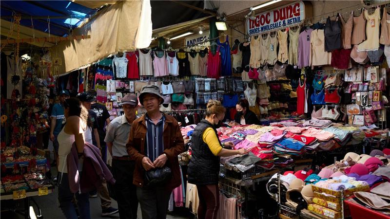 Käufer bewegen sich durch einen Markt im Chinatown-Viertel von Los Angeles. Die US-Pläne für Zölle bewegen weiterhin die Märkte in der Welt.