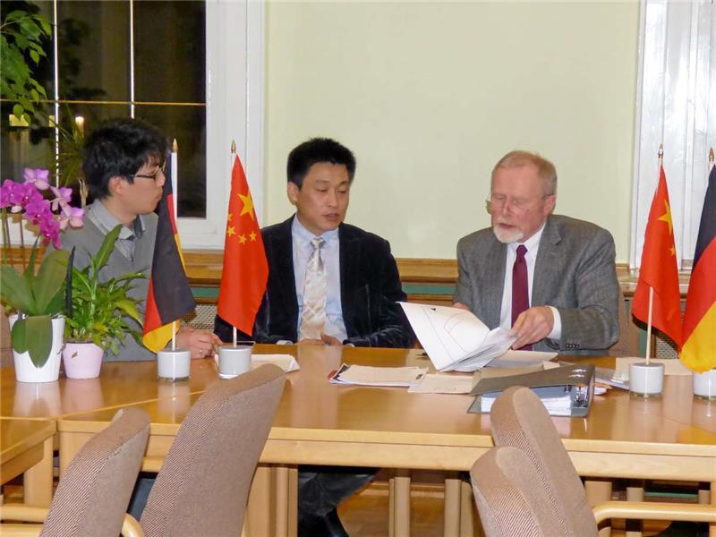 Käufer ist der Unternehmer Zhao Boamin (Mitte). Rechts Notar Norbert Bilke, links Dolmetscher Xiaochen Fu.  Foto: Ebeling