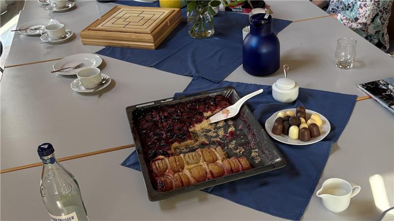 Kaffee, Kuchen und Gesellschaftsspiele verkürzen den Kunden die Wartezeit.