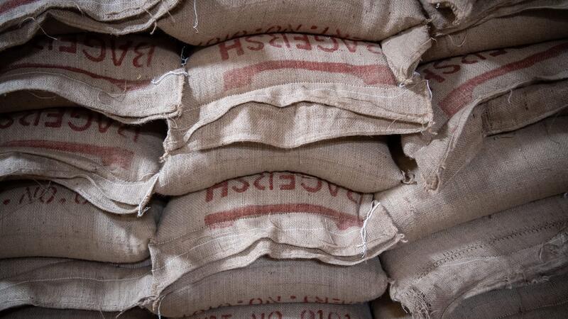 10 Fakten, die Sie zum Kaffee-Experten machen Kaffee-Lieferung in Säcken.