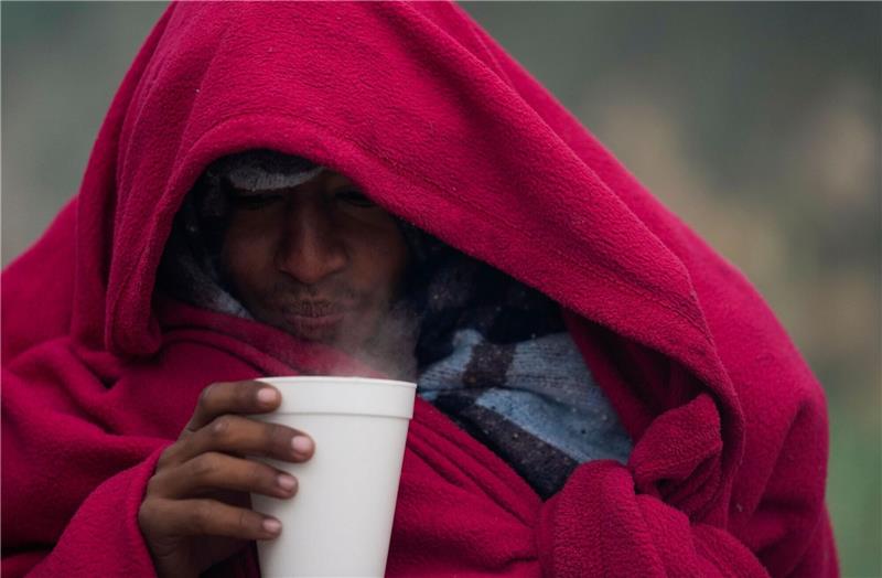 UN: Mehr als 100 Millionen Menschen auf der Flucht Kaffee gegen das kalte Wetter: Ein Migrant aus Venezuela in einem behelfsmäßigen Lager an der Grenze zwischen den USA und Mexiko.