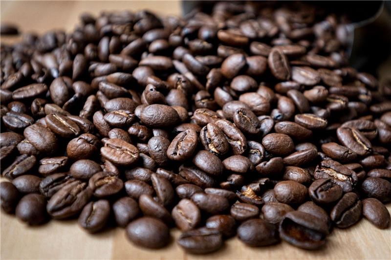 Supermarktketten senken Kaffeepreise Kaffee gilt als Eckpreisartikel, an dem sich die Kunden bei der Preiswahrnehmung eines Händlers orientieren.