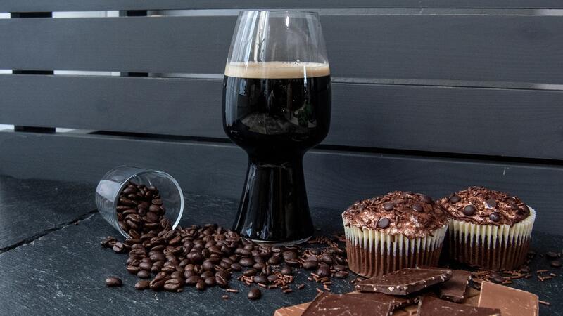 5 Trends, die uns gerade besonders Lust auf Bier machen Kaffee wird als Zutat beim Brauen von Kaffeebier verwendet, um dem Bier oft einen röstigen Geschmack und ein Kaffeearoma zu verleihen.