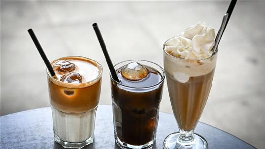 Kaffeekonzentrat kann man mit Milch oder Wasser verlängern und mit Eiswürfeln oder Sahne servieren - die Möglichkeiten sind vielfältig. (Archivbild)