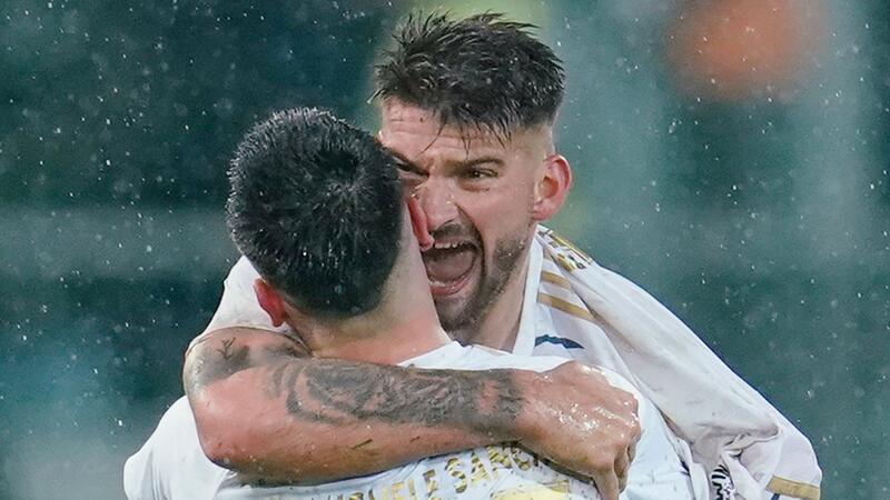Kai Brünker (r) von Saarbrücken feiert nach dem Schlußpfiff mit Fabio Di Michele Sanchez von Saarbrücken.