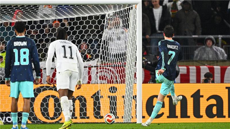 Kai Havertz (r) verwandelt den Handelfmeter. 