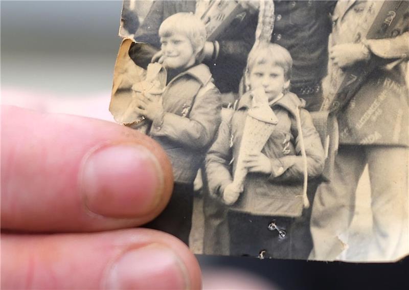 Jugend in DDR-Kinderheimen: „Gebrochen haben sie mich nicht” Kai Oppermann, in DDR-Kinderheimen groß geworden, zeigt ein Foto von seiner Einschulung. In der Bildmitte ist er in der vorderen Reihe mit Zuckertüte zu sehen. Links daneben steht sein Bruder Patrick.