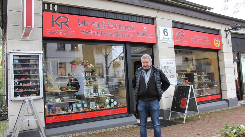 Es ist Zeit für Qualität Kai Rüttiger vor seinem Geschäft in der Herzog-Wilhelm-Straße.