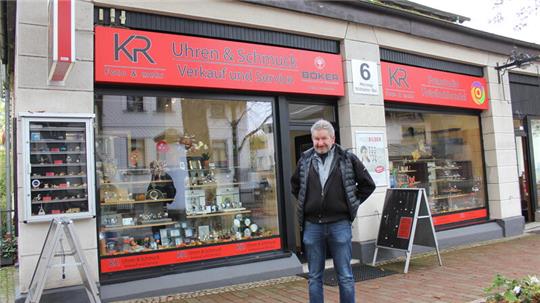 Kai Rüttiger vor seinem Geschäft in der Herzog-Wilhelm-Straße.