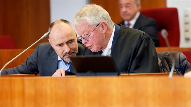 Kai-Uwe Steck neben seinem Anwalt Gerhard Strate (rechts). 