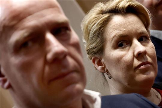 Kai Wegner (CDU), Berliner CDU-Landeschef, und Franziska Giffey (SPD), Regierende Bürgermeisterin von Berlin, äußern sich zum Volksentscheid für Klimaneutralität bis 2030.