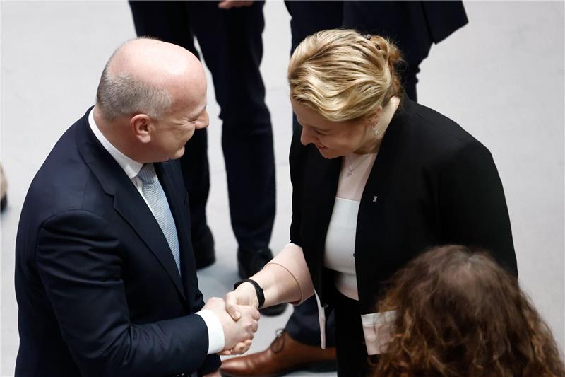 SPD-Mitglieder stimmen für Koalition mit CDU Kai Wegner, CDU-Landesvorsitzender von Berlin und Fraktionsvorsitzender der CDU im Abgeordnetenhaus, und Franziska Giffey (SPD), Regierende Bürgermeisterin Berlins.
