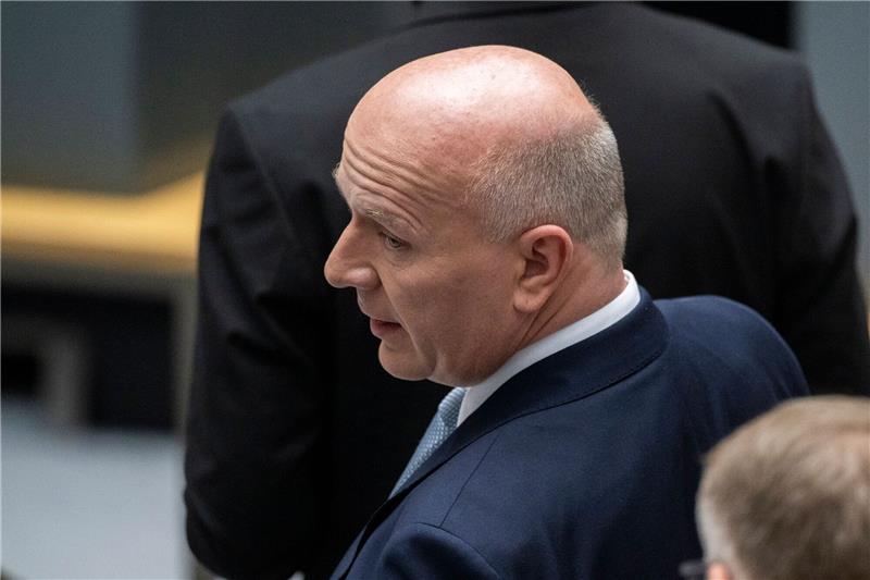 Dritter Wahlgang: Mehr Ja- als Nein-Stimmen nötig Kai Wegner (CDU), designierter Regierende Bürgermeister, steht beim zweiten Wahlgang zur Bürgermeisterwahl im Plenarsaal vom Berliner Abgeordnetenhaus.