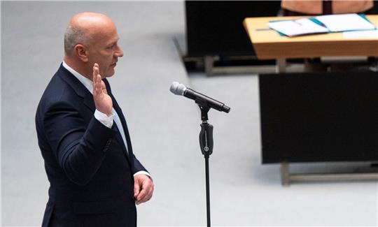 Kai Wegner leistet im Berliner Abgeordnetenhaus seinen Amtseid.