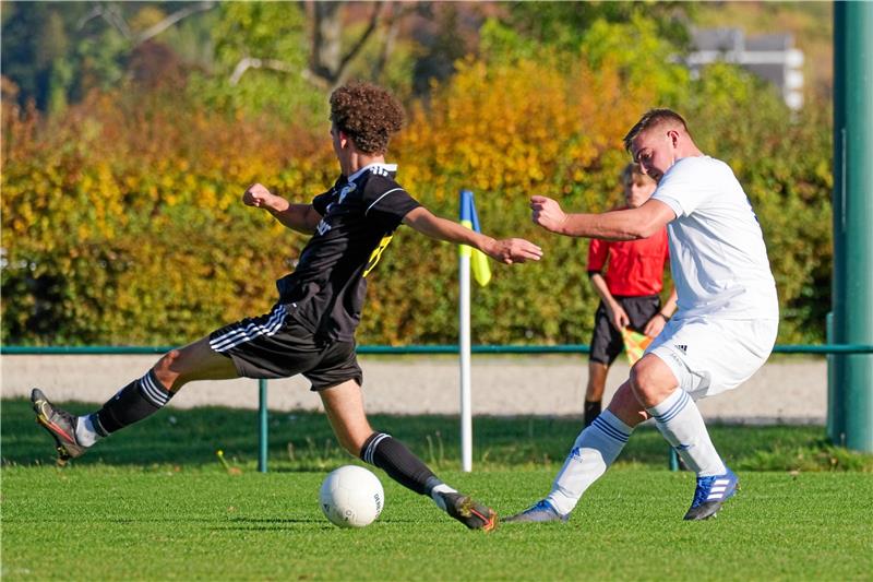 TSG Bad Harzburg kriegt wieder nichts gebacken Kai Zechel (re.), nach einer knappen halben Stunde eingewechselt, kommt hier vor dem Göttinger Noah Tacke an den Ball. Die Aktion bringt allerdings nichts ein. Foto: Drechsler