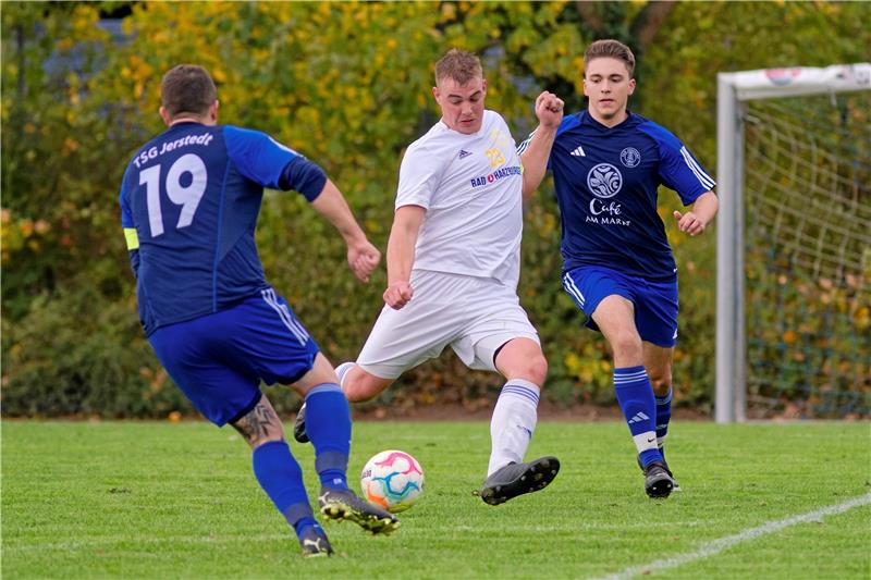 FC Seesen und VfB Dörnten machen Plätze gut Kai Zechel von der 2. Mannschaft der TSG Bad Harzburg kommt vor zwei Spielern der TSG Jerstedt zum Abschluss. Am Ende entführt die TSG mit 3:0 die drei Punkte. Foto: Frank Drechsler
