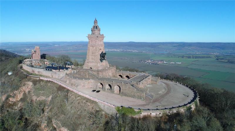 Kaiser Barbarossa trohnt unterhalb des Kyffhäuserdenkmals. Das Kyffhäuserdenkmal zu Ehren Kaiser Wilhelms I. gehört zu den größten Nationaldenkmalen in Deutschland. Jährlich wird es von Tausenden Besuchern erklommen.