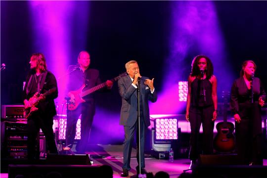 Kaiser-Bühne: Der Schlagerstar darf endlich wieder live und in Farbe zu seinen Tausenden Fans singen.  Fotos: Uwe Epping