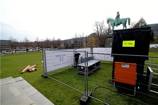 Kaiser Wilhelm reitet ab Sonntag mit abendlicher Begleitung: Zu Füßen der Pfalz laufen die Vorbereitungen fürs Video-Mapping – eine aufs Gebäude projizierte Zeitreise durch die Goslar-Historie.  Foto: Epping