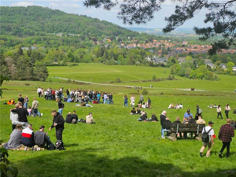 Himmelfahrt: So feierte der Landkreis den Vatertag Kaiserliches Wetter am Blauen Haufen. Rund 500 Jugendliche feiern den Herrentag in Goslar am Traditions-Hotspot. Foto: Sowa