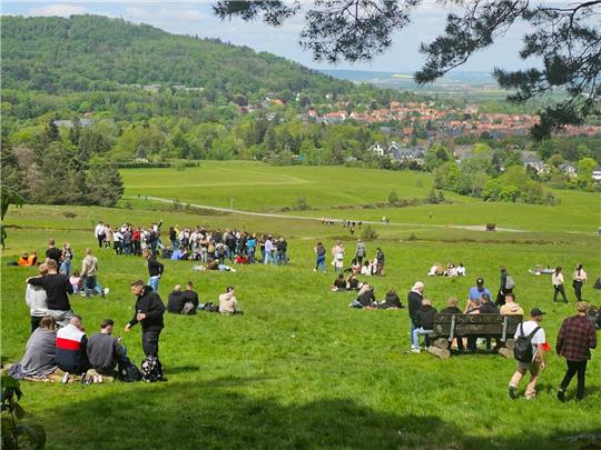 Kaiserliches Wetter am Blauen Haufen. Rund 500 Jugendliche feiern den Herrentag in Goslar am Traditions-Hotspot. Foto: Sowa