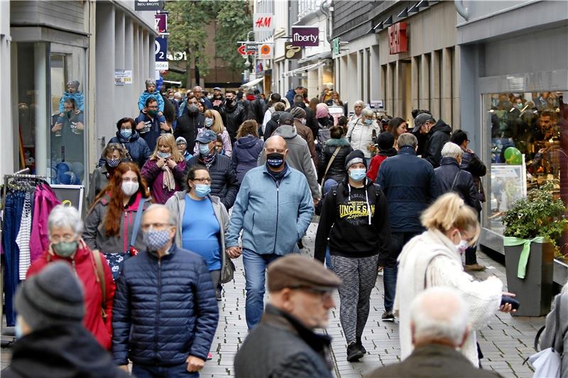 Kaisermeile und Corona: In der Fischemäkerstraße wurde es eng. Die Aufnahme wirkt durch das Tele-Objektiv noch dichter. Die meisten Besucher hielten sich an die Masken-Empfehlung der Stadt, die in diesem Bereich galt. Fotos: Epping