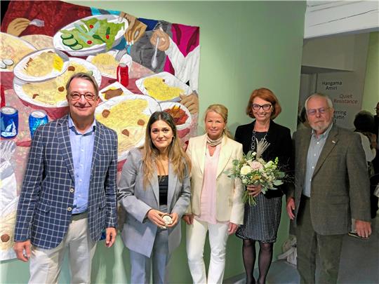 Kaiserring-Stipendiatin Hangama Amiri (2. v. l.) mit Florian Haacke (li.), Vorsitzender des Vereins für moderne Kunst, Oberbürgermeisterin Urte Schwerdtner (Mitte), Mönchehaus-Direktorin Dr. Bettina Ruhrberg und Michael Büchting von der AKB-Stiftung. Foto: Stade